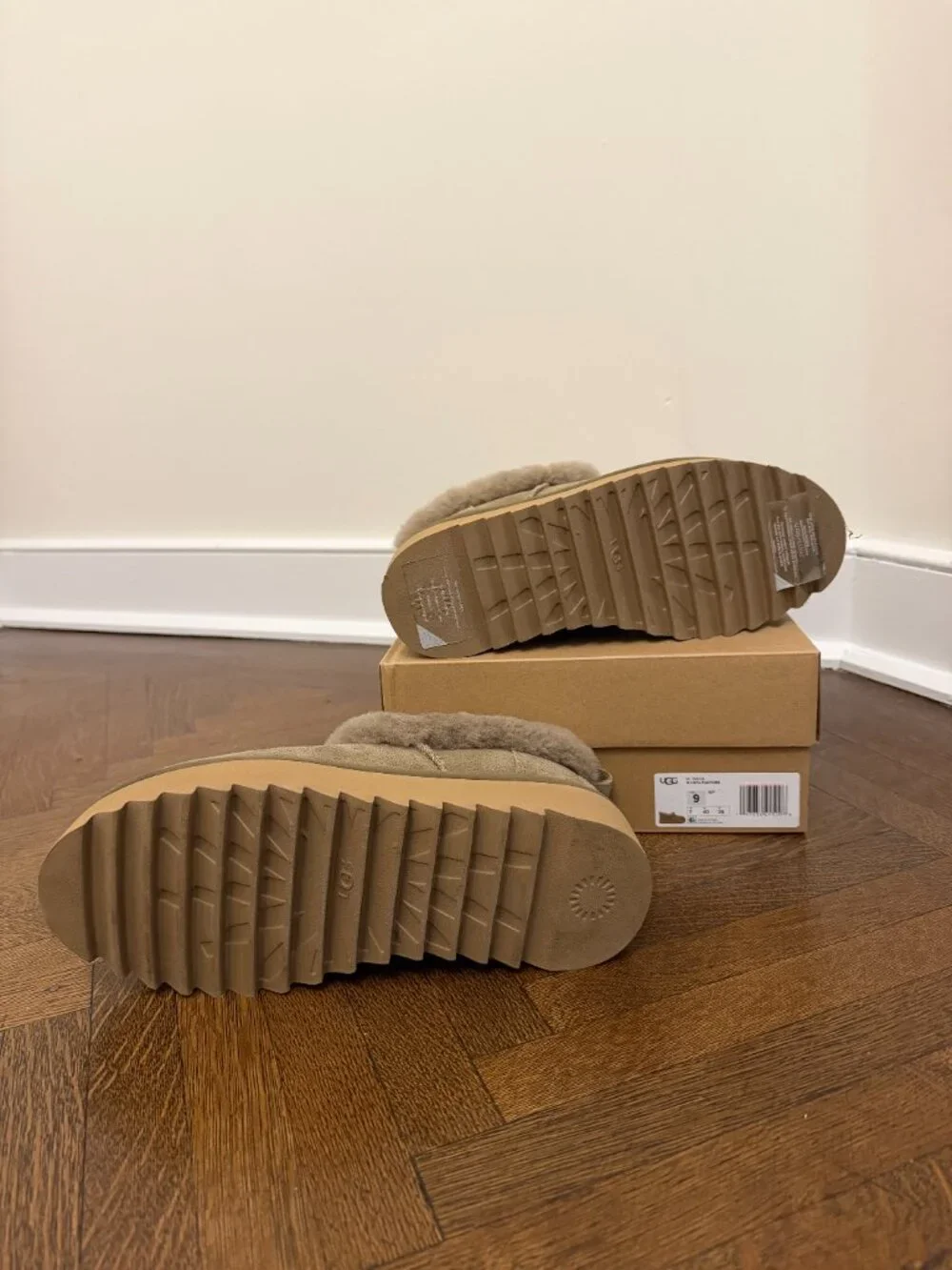 Brand New UGG Nita Platform Size 9